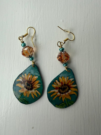 Teardrop-shaped earrings with sunflower design 