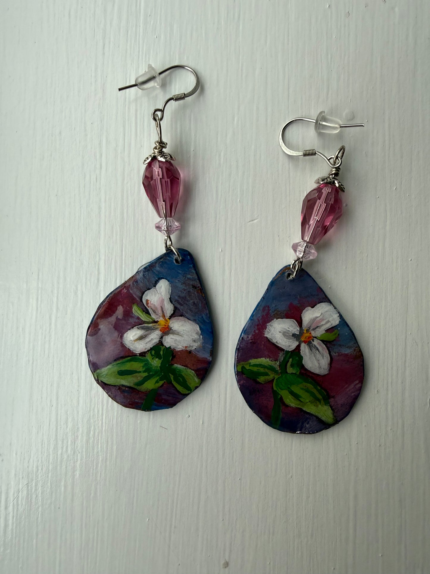 Pair of earrings with floral design and pink beads 