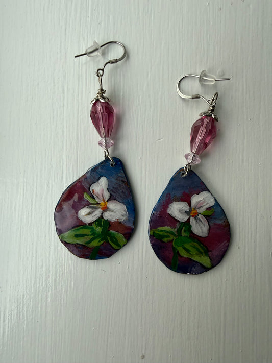 Pair of earrings with floral design and pink beads 