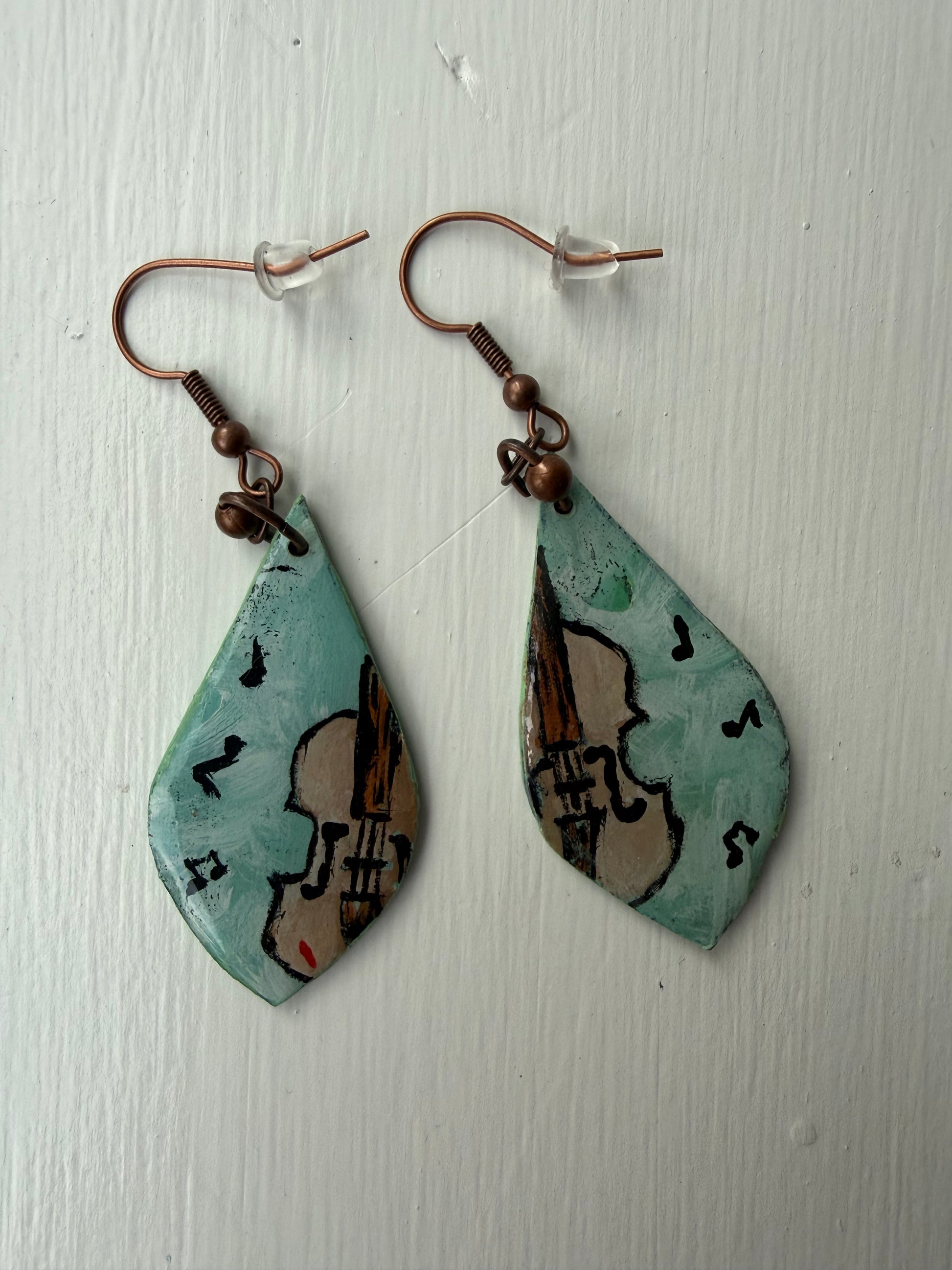 Teardrop-shaped earrings with fiddle on each one