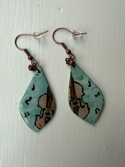 Teardrop-shaped earrings with fiddle on each one