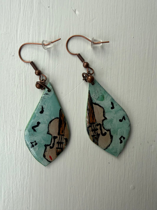 Teardrop-shaped earrings with fiddle on each one